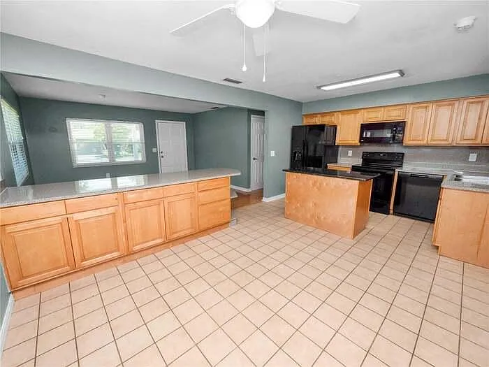 3 bed, 2.0 bath, 1114 sqft, $2,400 — Photo 4