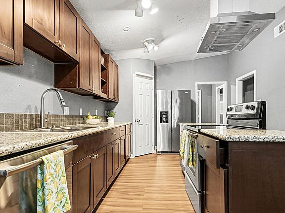 3rd image of 5318 Hemlock Dr
