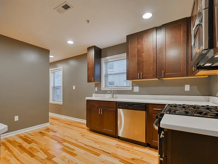 64 E Heath St — Photo 6