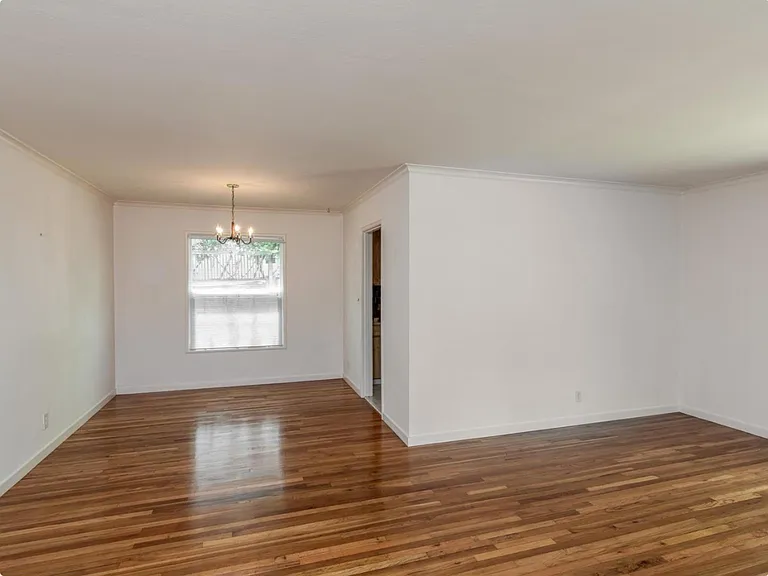 Dinning room area connected to kitchen