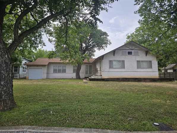 912 N Tivy St, Kerrville, TX 78028