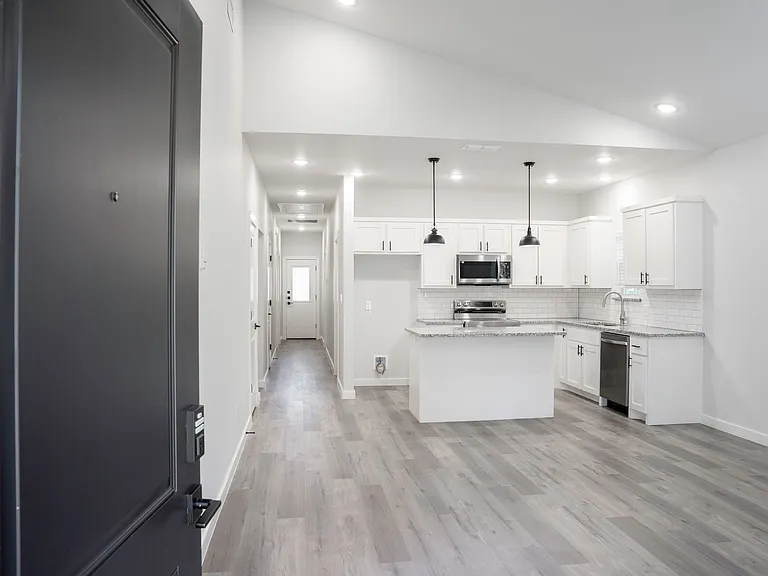 716 E Chestnut St — Photo 2