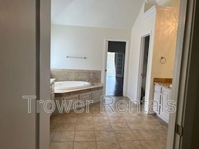 4 bed, 3.0 bath, 3561 sqft, $4,000 — Photo 2