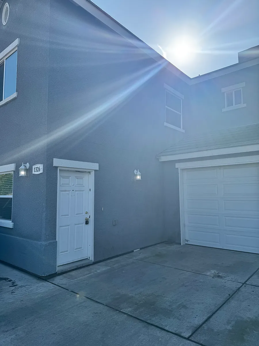 Building Photo - 1326 S Santa Fe St #102