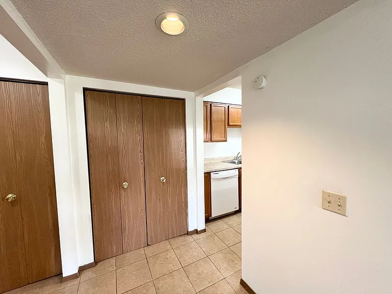 Oakridge Apartments — Photo 37