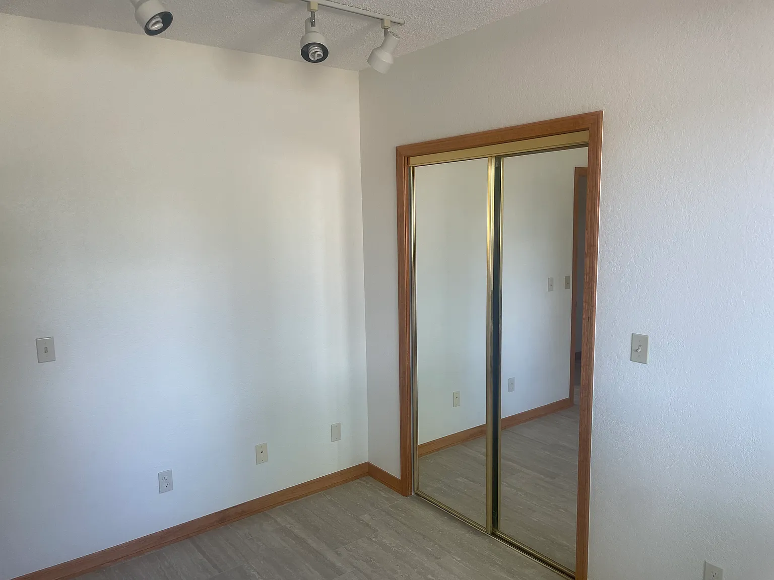5 bed, 2431 sqft, $3,200 — Photo 4