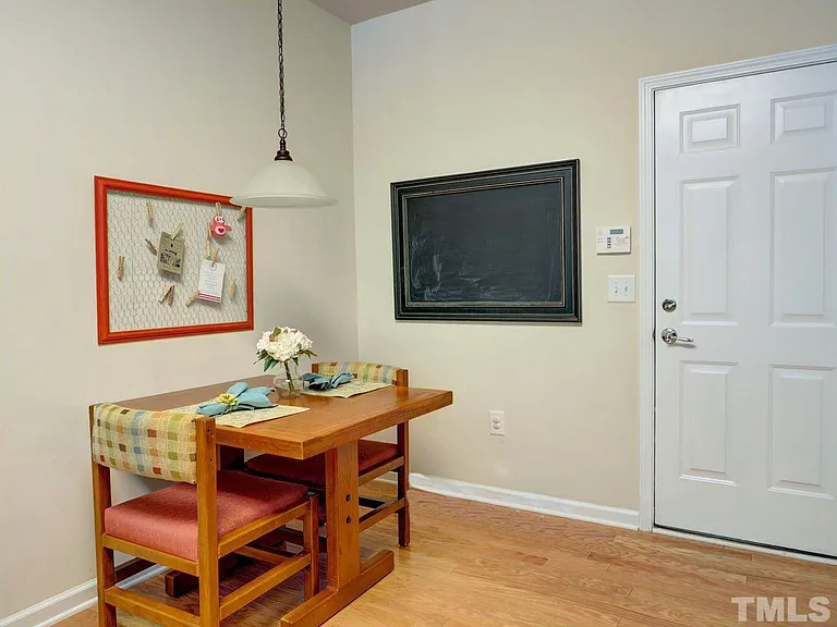 516 Dyersville Dr — Photo 7