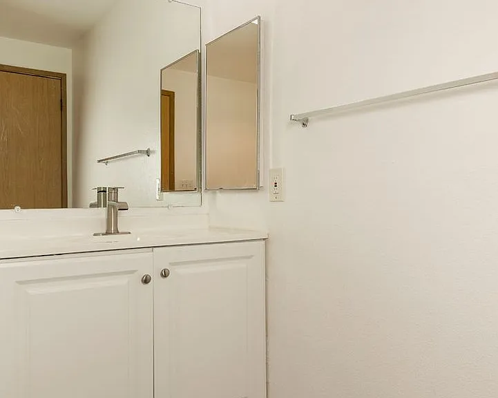 Hillcourt Apartments — Photo 32