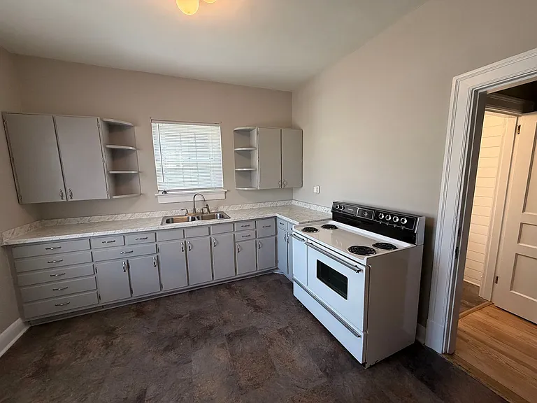 432 E Lytle St — Photo 2