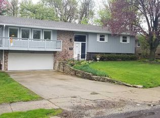 1613 Summit Dr, Pekin, IL