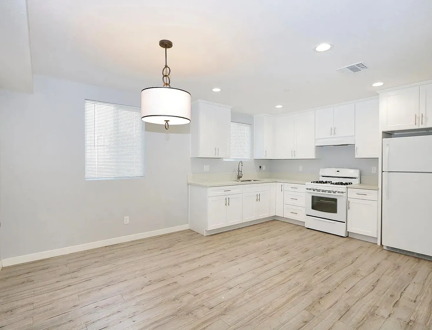 6 bed, 1917 sqft, $3,950 — Photo 3