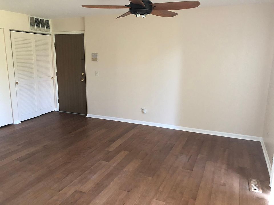 Huge Living area with ceiling fan 