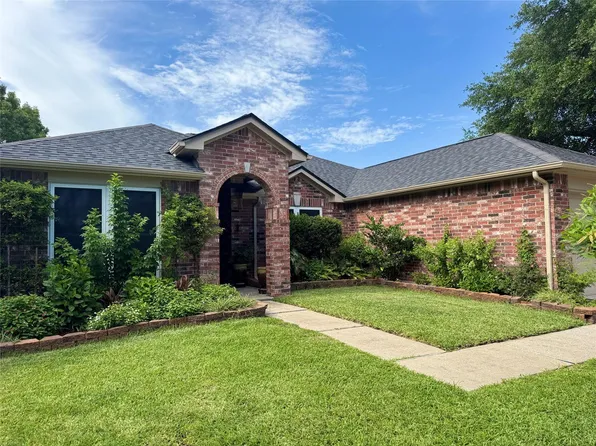 403 Stockbridge Ln, Dickinson, TX 77539