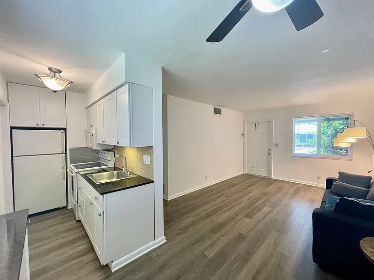 1704 NE 9th St — Photo 5