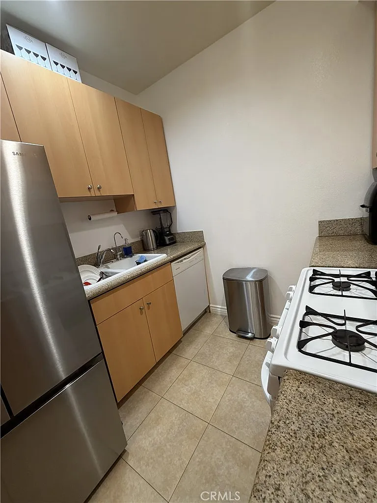 2 bed, 850 sqft, $2,200 — Photo 3
