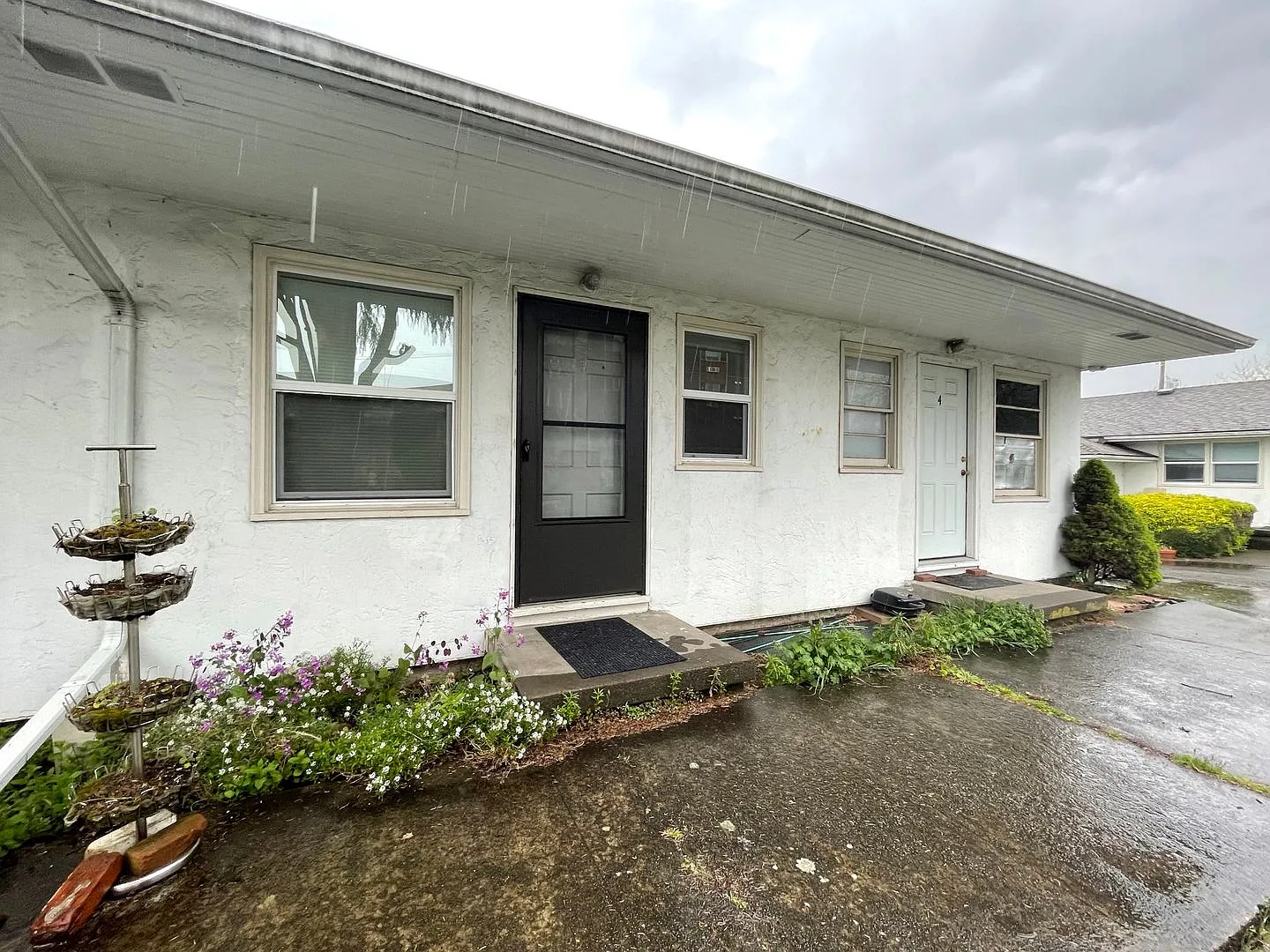 Cozy Woodlawn Studio with Full Kitchen & Parking — Photo 1