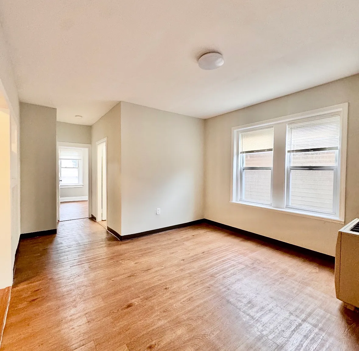 3 bed, 1000 sqft, $1,800 — Photo 1