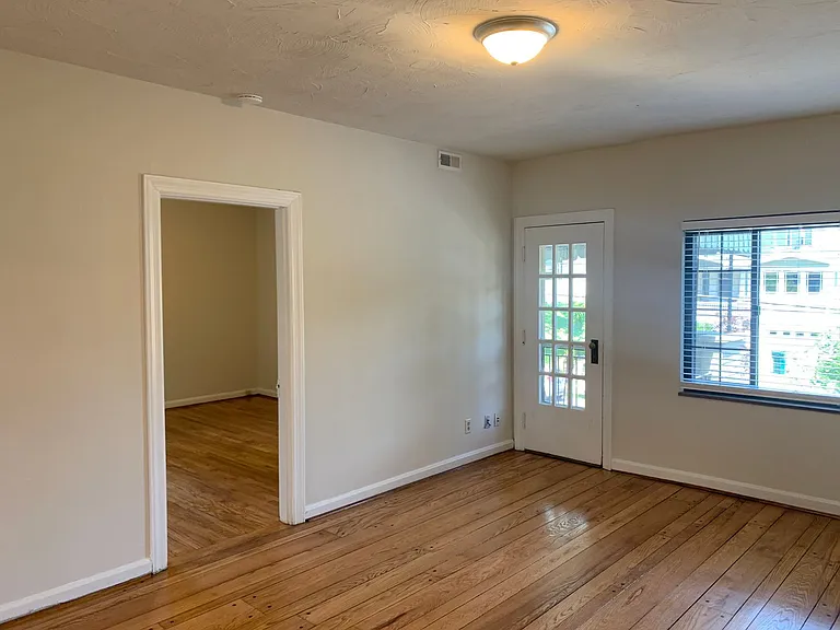 2923 Victoria Avenue — Photo 12
