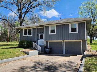 2206 N Swisher Dr, Clinton, MO 64735