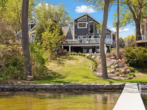 176 Peninsula Rd, Medicine Lake, MN 55441