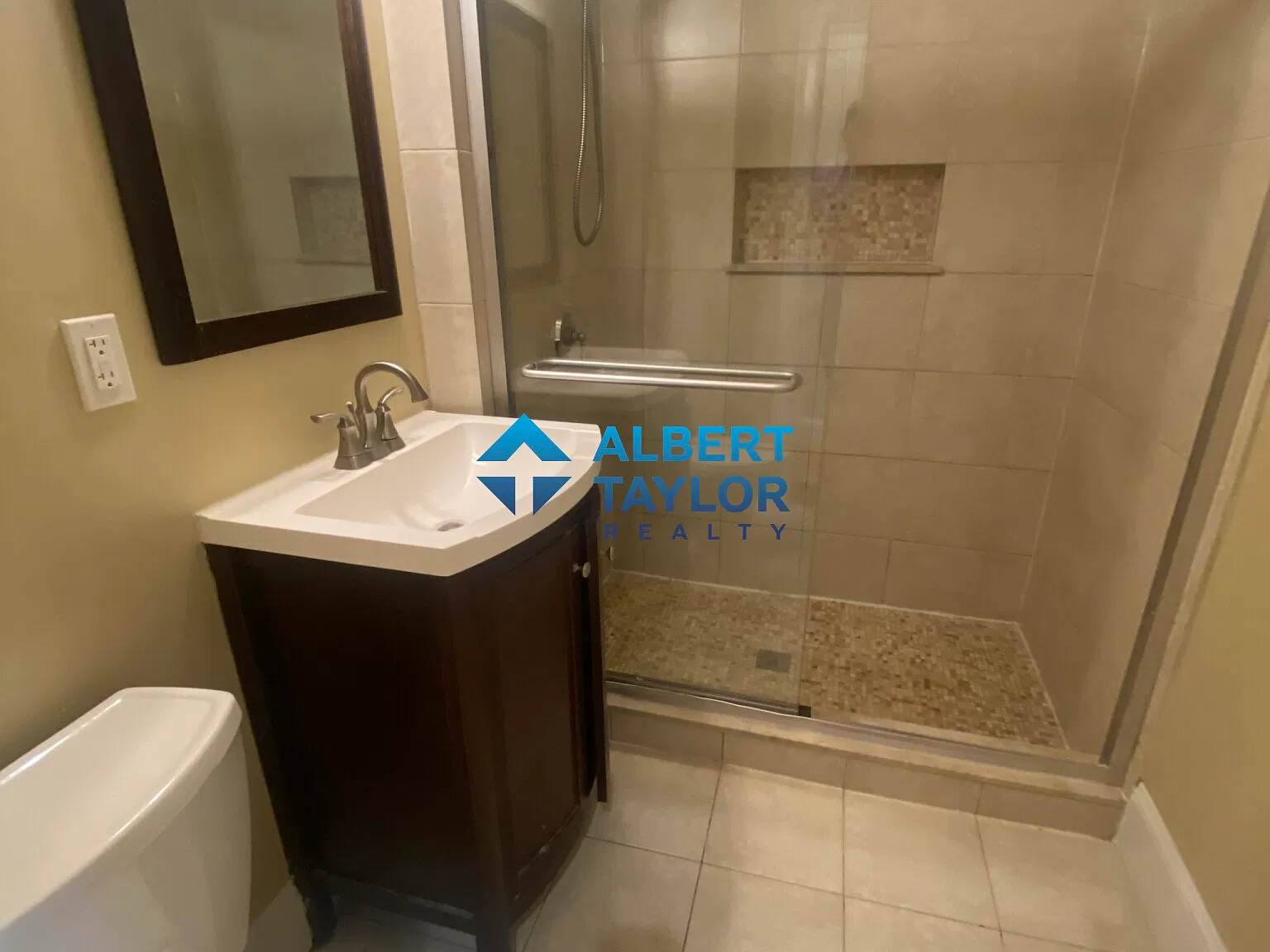 5 bed, 9999 sqft, $9,200 — Photo 1