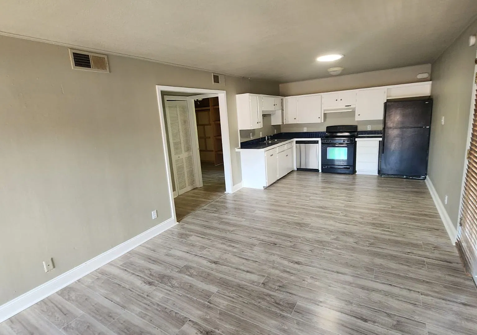 1304 Summit St — Photo 2