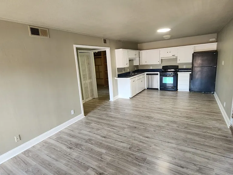 1304 Summit St #206 — Photo 2