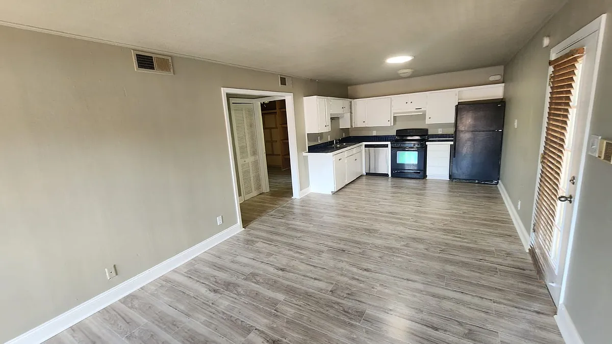 Building Photo - 1304 Summit St #206