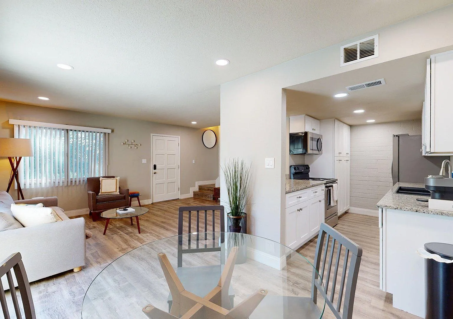 3 bed, 1.0 bath, 991 sqft, $2,000 — Photo 4