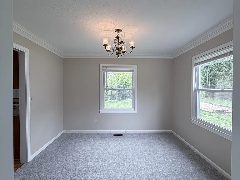 725 Wildflower Ln — Photo 9