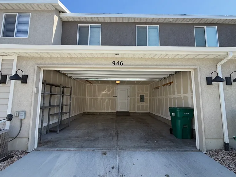 946 E Thunderbolt Ct — Photo 2