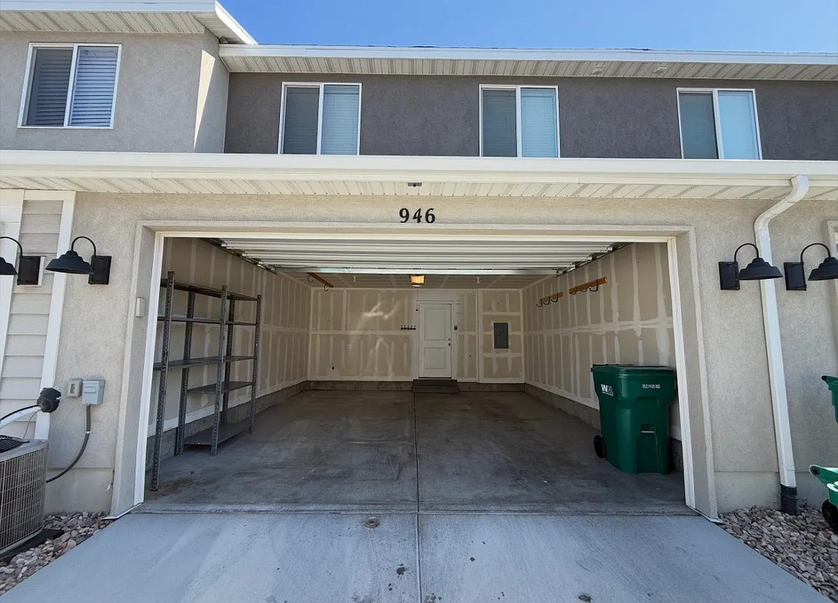 Building Photo - 946 E Thunderbolt Ct
