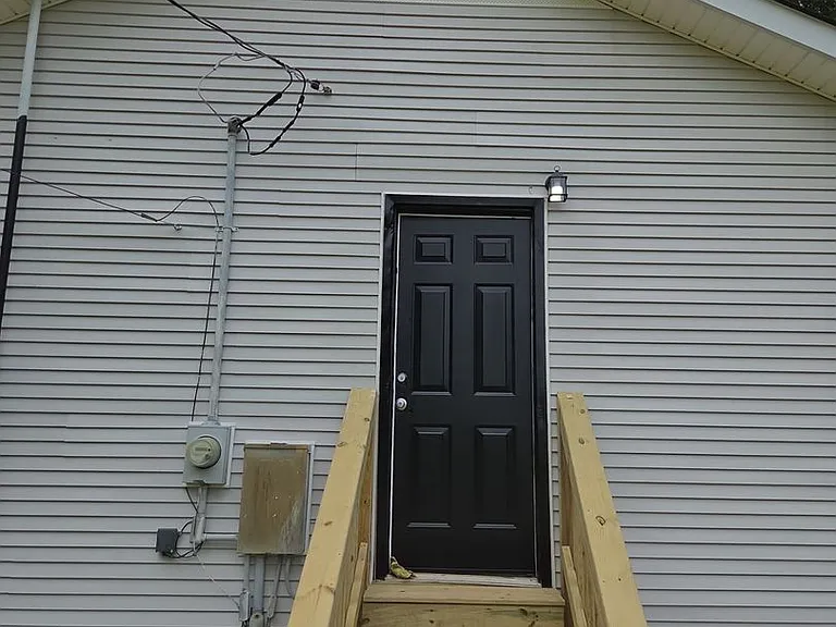 210 Thomas Ln — Photo 2