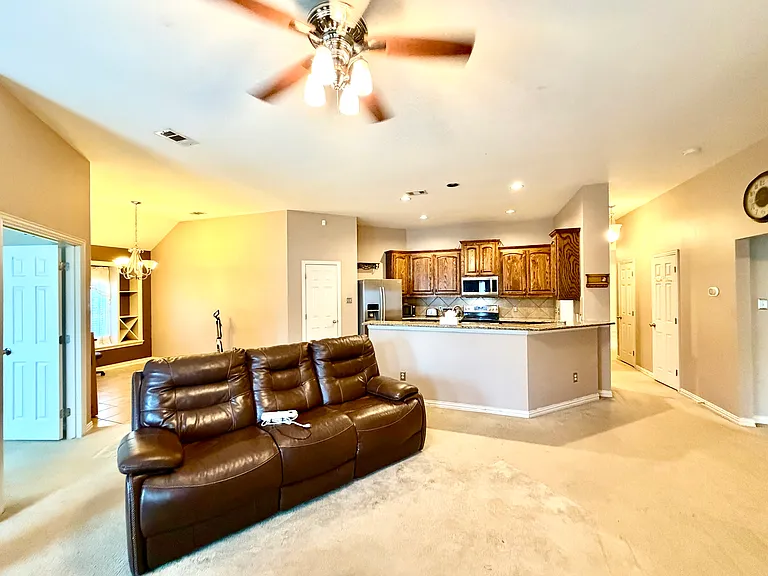 2102 Central Park Dr — Photo 4