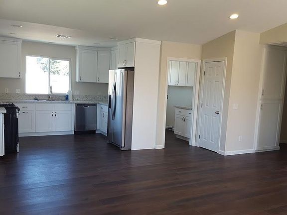 3rd image of 927 College Ave #2