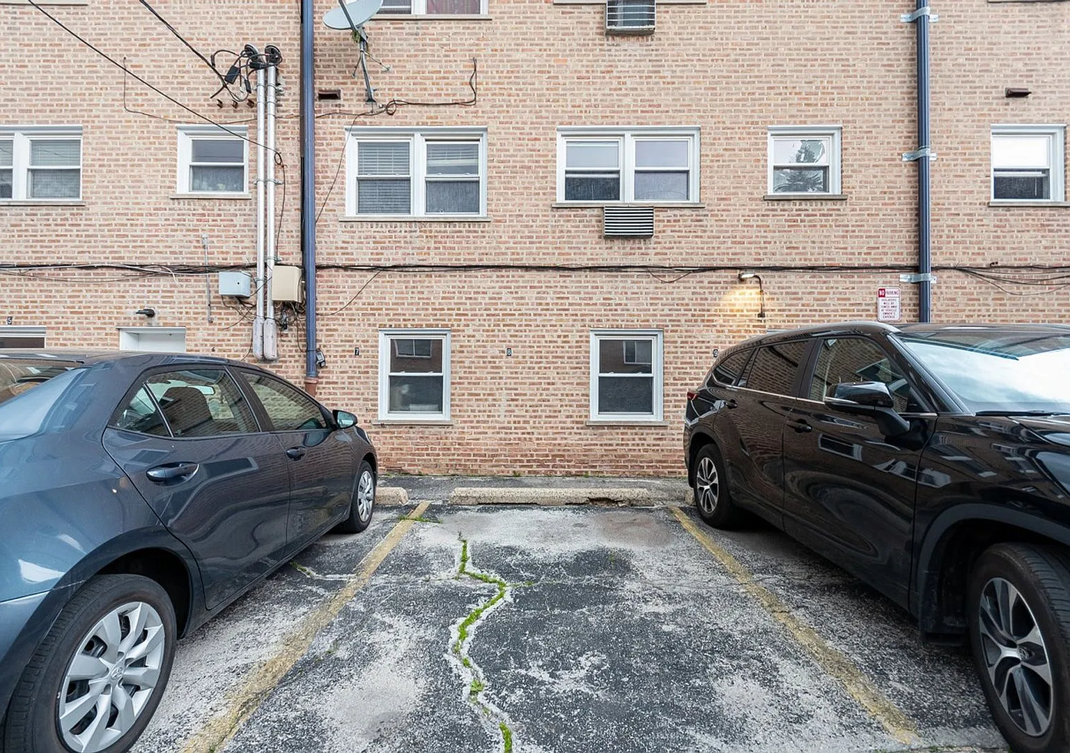 Charming 2-bedroom Condo in Skokie — Photo 3