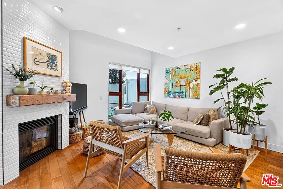 3 bed, 4.0 bath, 2050 sqft, $8,700 — Photo 1