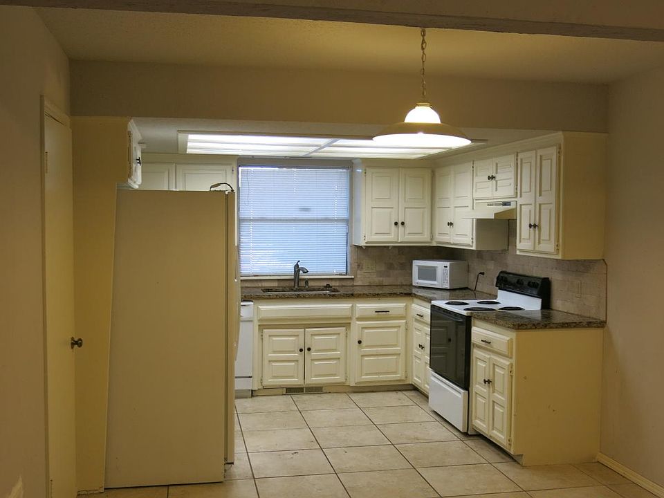 1st image of 2626 Silvertree Dr