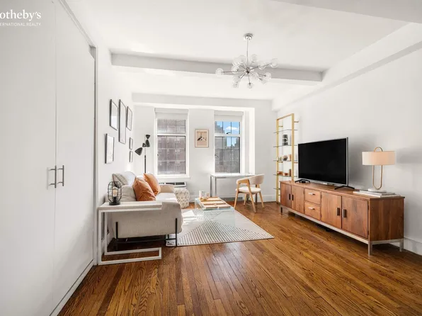405 West 23rd Street 7D image 3 of 12