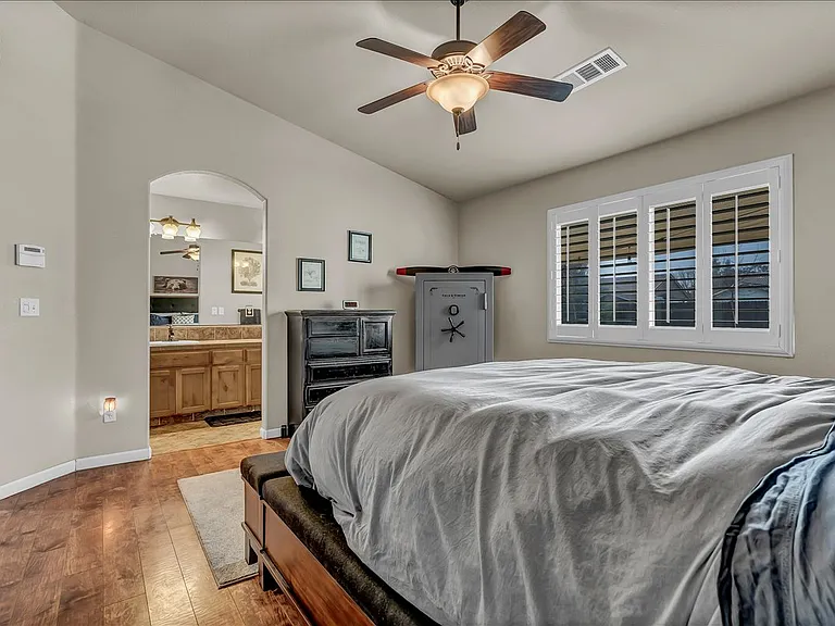 2435 N Crowe St — Photo 39