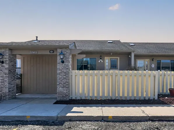 62401 Raleigh Ct Unit 4, South Lyon, MI 48178