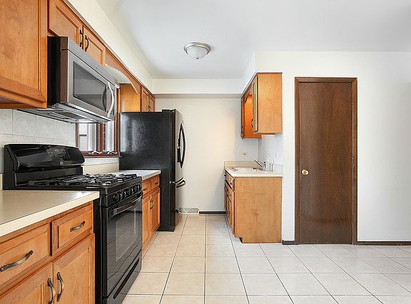 3rd image of 16328 Oxford Dr