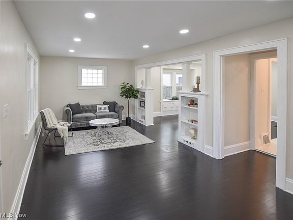 2nd image of 2634 Leland Ave