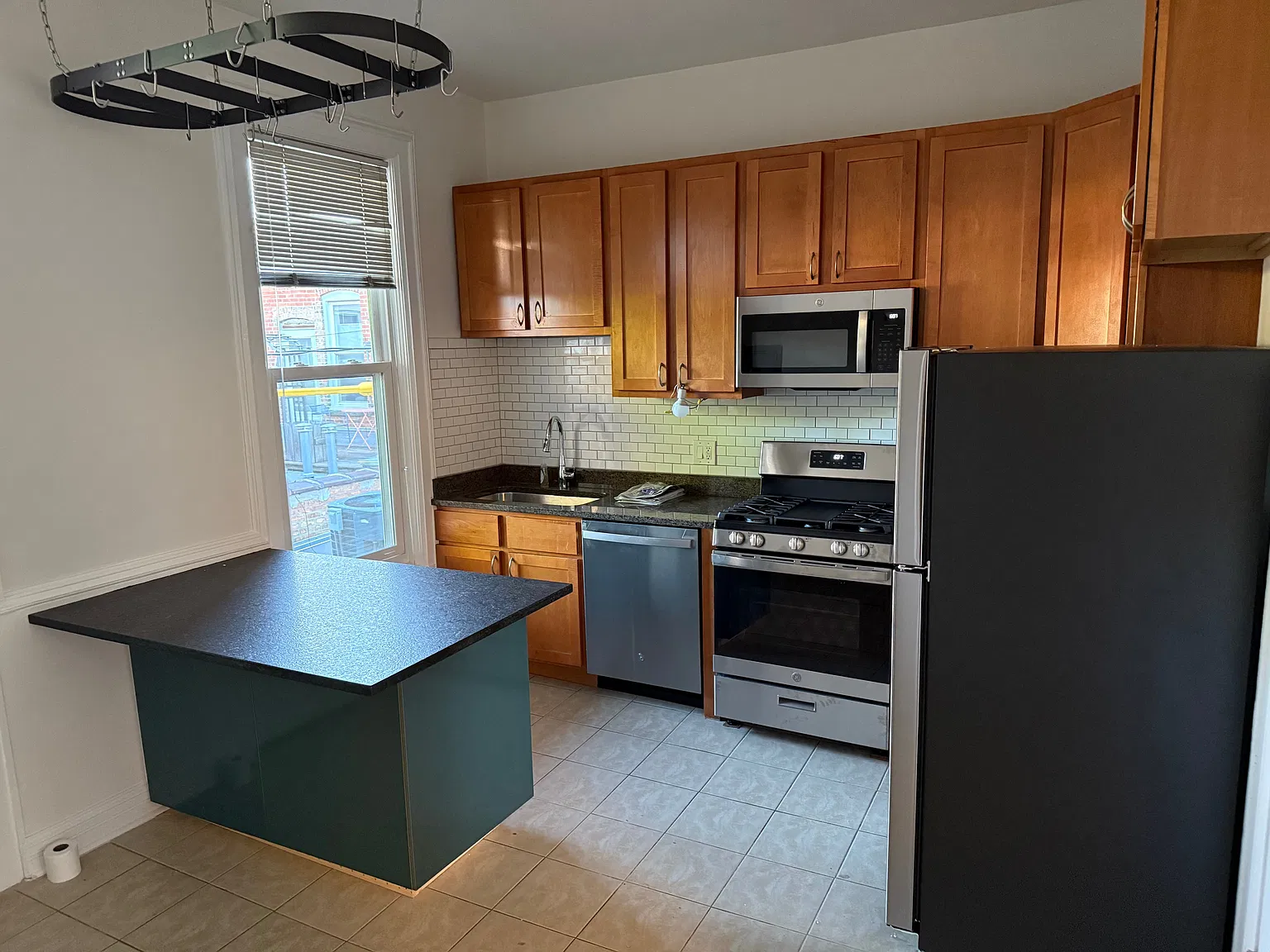 2 bed, 1010 sqft, $2,300 — Photo 2