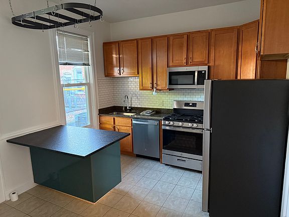 2nd image of 423 1/2 Marion St Floor 2
