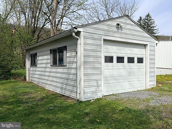 2nd image of 1040 N Spring St