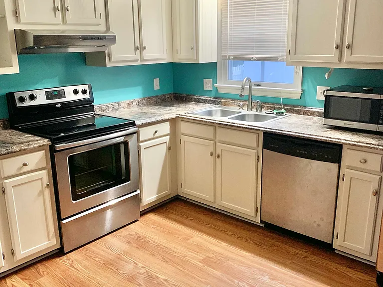 875 Vine St — Photo 2