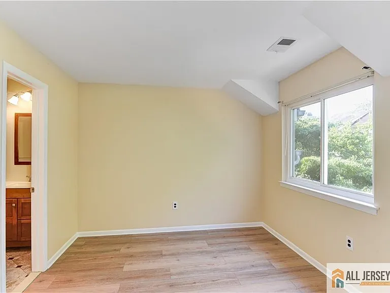 1068 Schmidt Ln — Photo 22