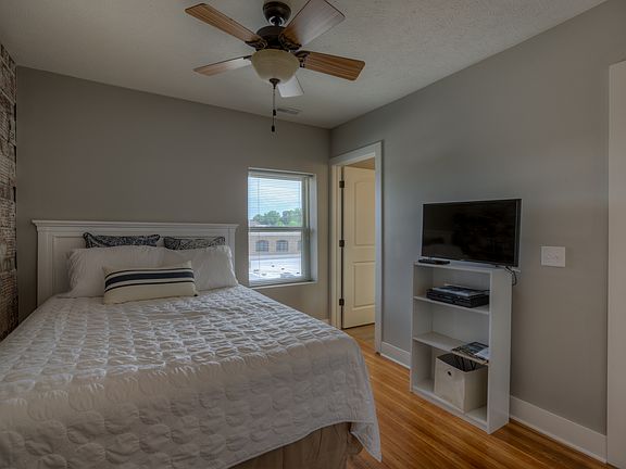 5th image of 4006 Harney St #4006