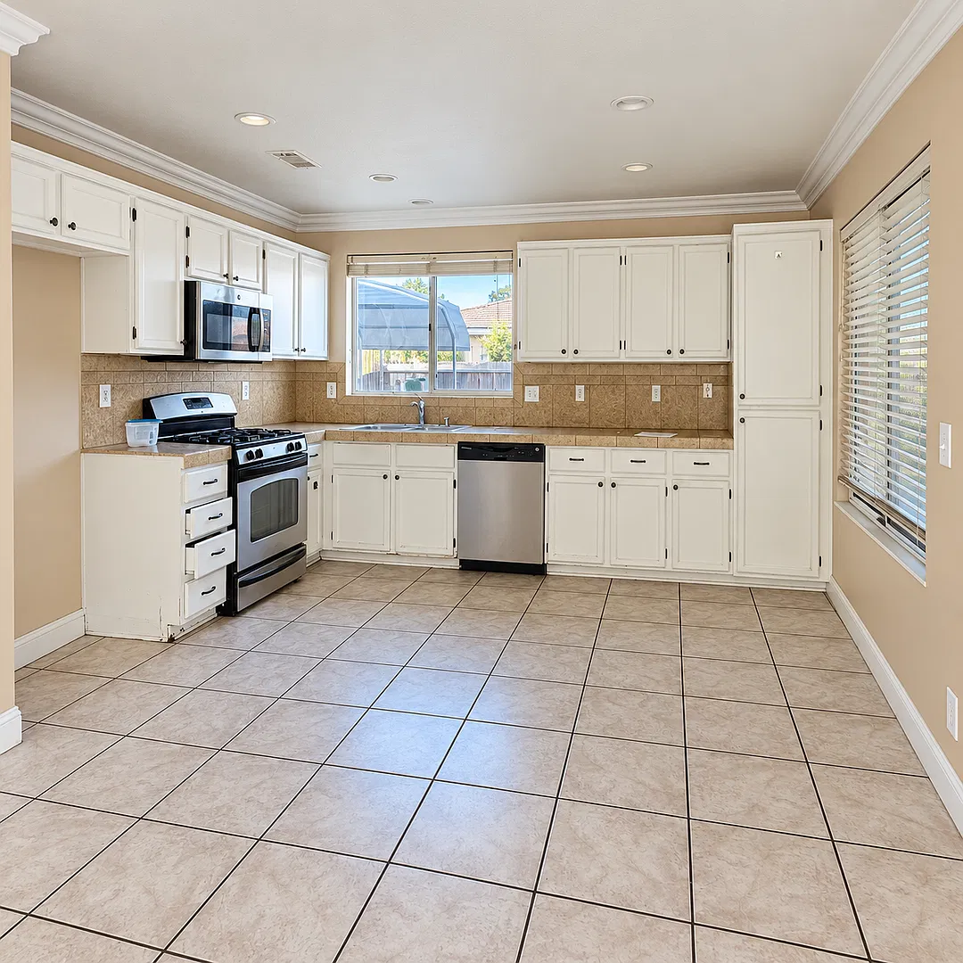 Spacious Southwest Bakersfield Home $2,300/Month — Photo 3